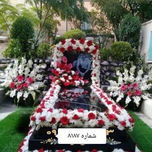 دیزاین لوکس دور مزار و کتیبه سنگ قبر به همراه گلهای بغل مزار ترحیم کد 8187